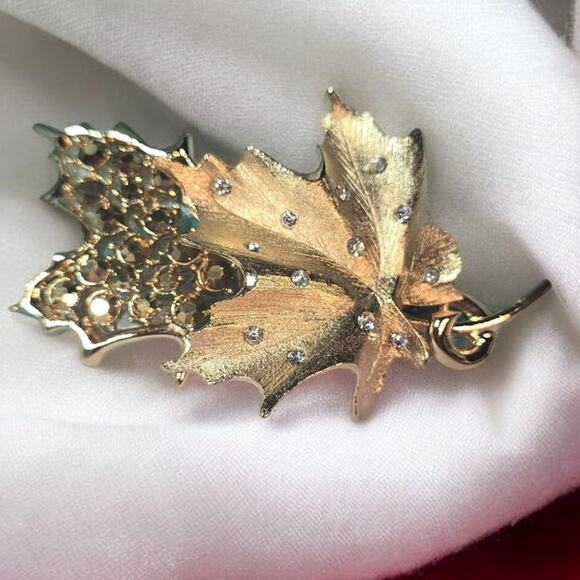 Sarah Coventry Gold Tone Rhinestone Maple Leaf Signed Brooch Pin Vintage - Picture 2 of 4